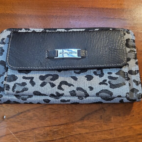 JACCLYN SMITH WOMAN'S HAND PURSE, HAS LOTS OF POCKETS, GREAT CONDITION - Picture 1 of 3